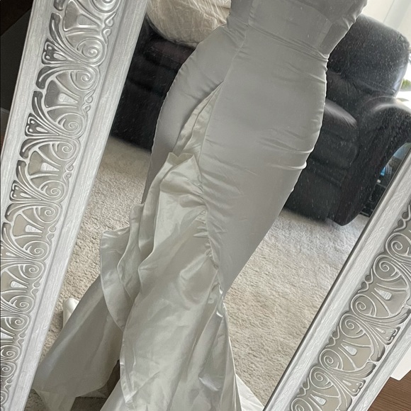 White dress - Wedding Gown - Small - Picture 5 of 11